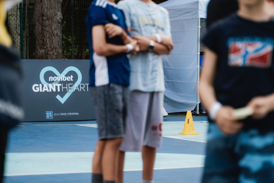 Το Giant Heart της Novibet φέρνει το μπάσκετ στον παλμό της πόλης