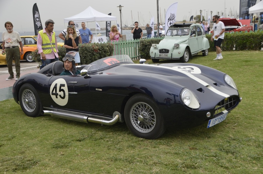 6ο Alimos Classic Car Sunday: Παραλιακή... παρέλαση με Ferrari, Porsche, Bentley και Ford - Δείτε βίντεο και φωτογραφίες