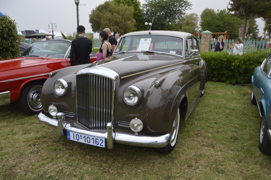 6ο Alimos Classic Car Sunday: Παραλιακή... παρέλαση με Ferrari, Porsche, Bentley και Ford - Δείτε βίντεο και φωτογραφίες