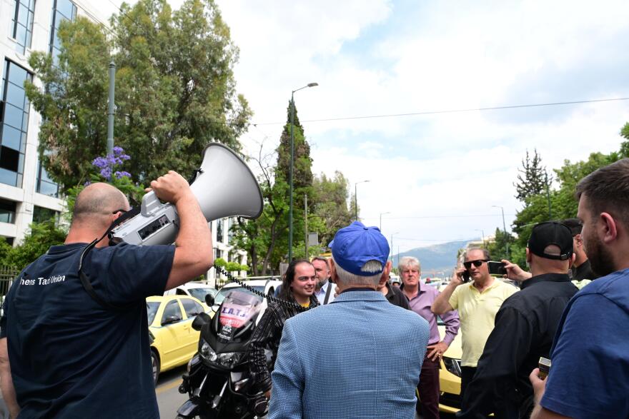 Πομπή των ταξί έξω από τη Βουλή, με ντουντούκα στη Βασιλίσσης Σοφίας ο Λυμπερόπουλος - Δείτε βίντεο και φωτογραφίες