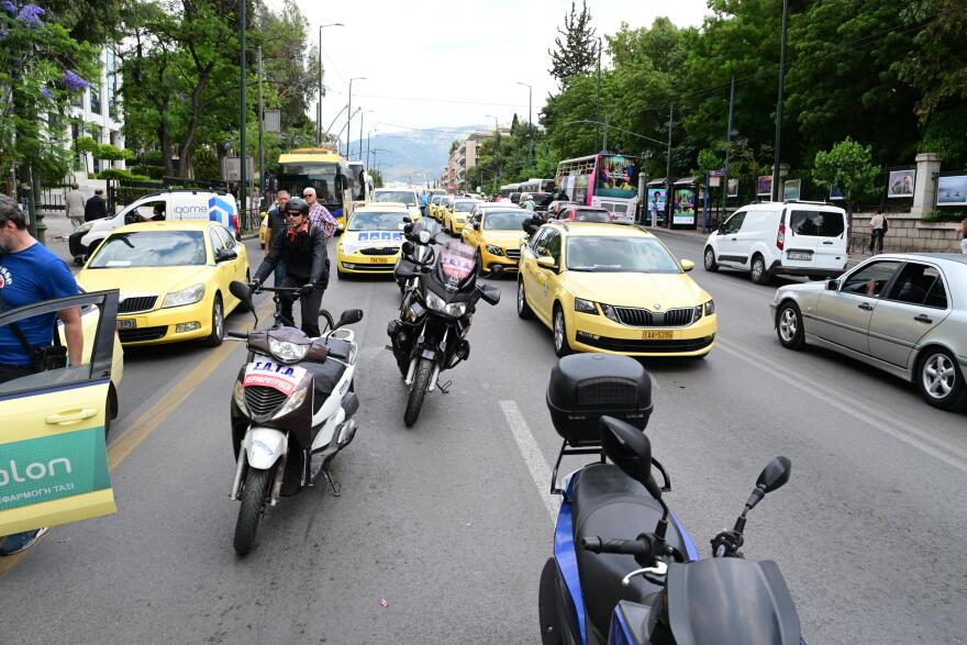 Πομπή των ταξί έξω από τη Βουλή, με ντουντούκα στη Βασιλίσσης Σοφίας ο Λυμπερόπουλος - Δείτε βίντεο και φωτογραφίες