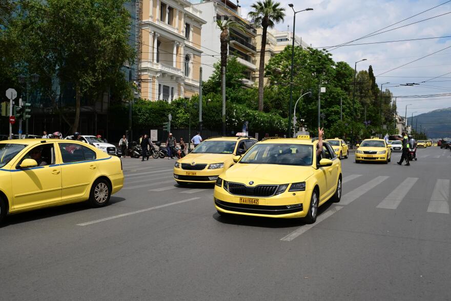 Πομπή των ταξί έξω από τη Βουλή, με ντουντούκα στη Βασιλίσσης Σοφίας ο Λυμπερόπουλος - Δείτε βίντεο και φωτογραφίες