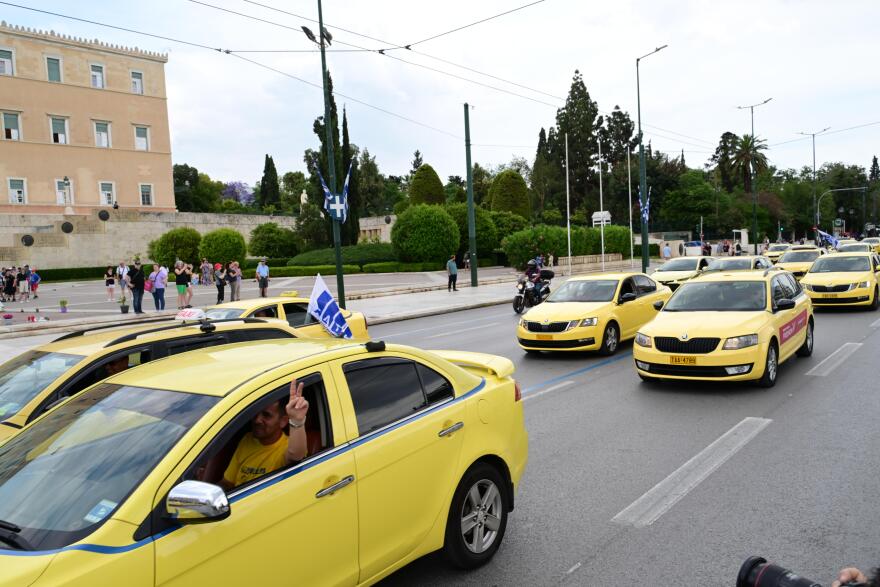 Πομπή των ταξί έξω από τη Βουλή, με ντουντούκα στη Βασιλίσσης Σοφίας ο Λυμπερόπουλος - Δείτε βίντεο και φωτογραφίες