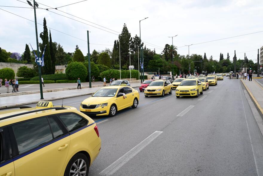Πομπή των ταξί έξω από τη Βουλή, με ντουντούκα στη Βασιλίσσης Σοφίας ο Λυμπερόπουλος - Δείτε βίντεο και φωτογραφίες