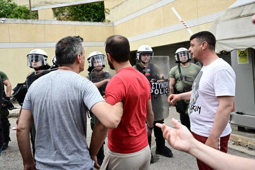 Πομπή των ταξί έξω από τη Βουλή, με ντουντούκα στη Βασιλίσσης Σοφίας ο Λυμπερόπουλος - Δείτε βίντεο και φωτογραφίες