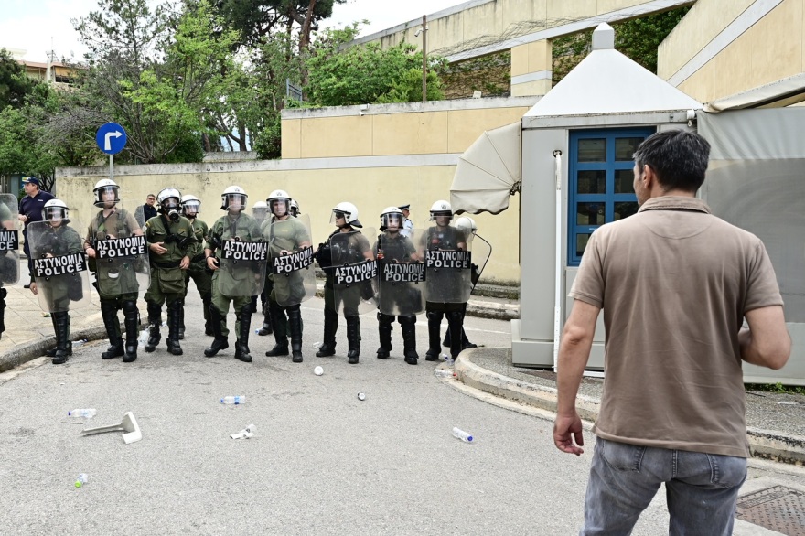 Πομπή των ταξί έξω από τη Βουλή, με ντουντούκα στη Βασιλίσσης Σοφίας ο Λυμπερόπουλος - Δείτε βίντεο και φωτογραφίες