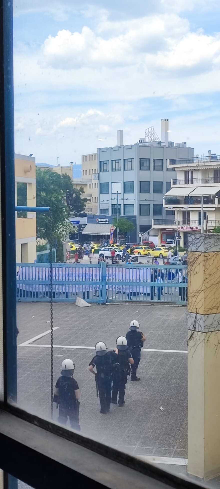 Πομπή των ταξί έξω από τη Βουλή, με ντουντούκα στη Βασιλίσσης Σοφίας ο Λυμπερόπουλος - Δείτε βίντεο και φωτογραφίες