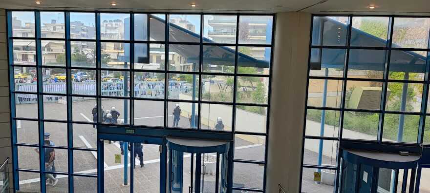 Πομπή των ταξί έξω από τη Βουλή, με ντουντούκα στη Βασιλίσσης Σοφίας ο Λυμπερόπουλος - Δείτε βίντεο και φωτογραφίες