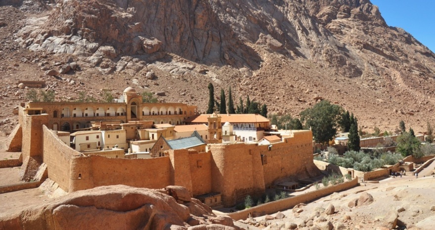 Το protothema.gr στη Μονή του Σινά που φυλάει η πίστη και απειλεί η εξουσία: Οι μοναχοί, οι Βεδουίνοι και το άγρυπνο μάτι της Αιγύπτου
