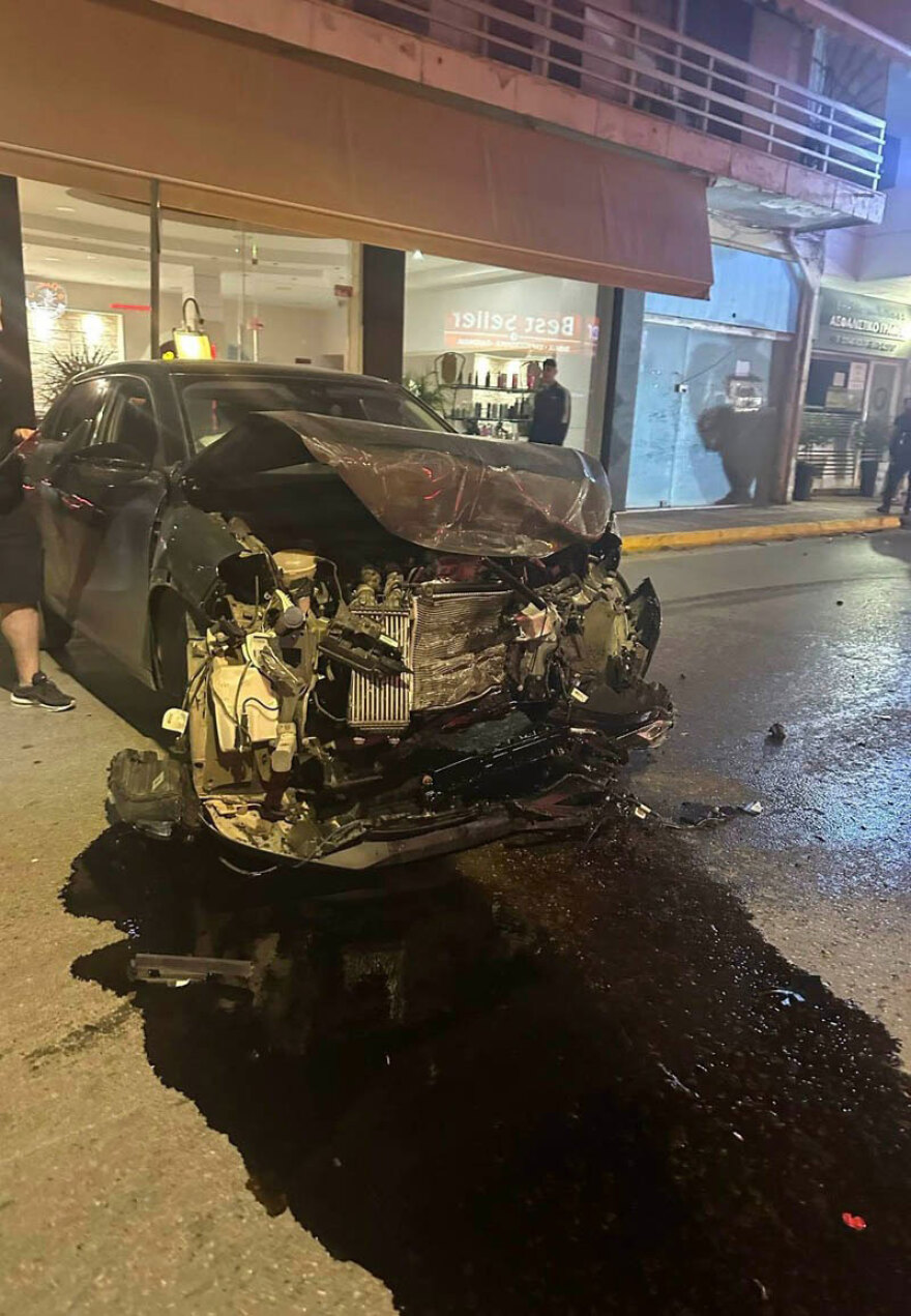 Τρομακτικό τροχαίο στην Αρτέμιδα: ΙΧ συγκρούστηκε με mini-bus και ανετράπη, δείτε βίντεο