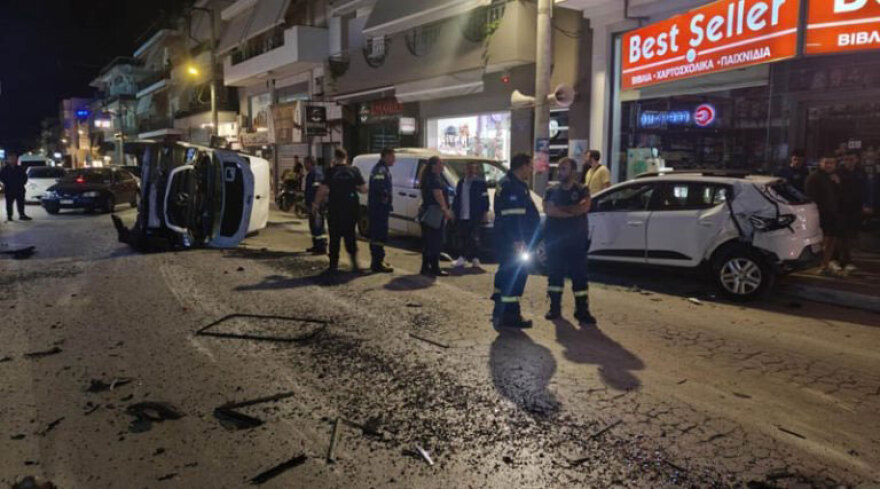 Τρομακτικό τροχαίο στην Αρτέμιδα: ΙΧ συγκρούστηκε με mini-bus και ανετράπη, δείτε βίντεο