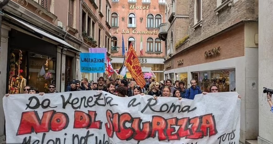 Μπέζος: Διαδηλώσεις από κατοίκους και συλλογικότητες στη Βενετία για τον γάμο των 10 εκατ. δολαρίων