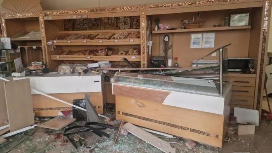 Τζιπ έπεσε πάνω σε τζαμαρία φούρνου στην Κω και τραυμάτισε θανάσιμα μια πελάτισσα - Στο νοσοκομείο και ο σύζυγός της