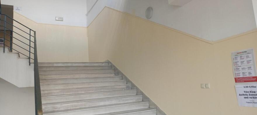 Σβήστηκαν τα συνθήματα που είχαν γράψει άγνωστοι στο κτίριο της κοσμητείας της Νομικής