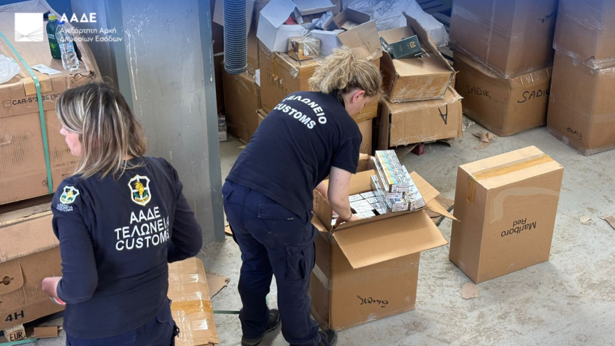 Στη φάκα της ΑΑΔΕ 2,5 εκατ. λαθραία τσιγάρα στους Κήπους - Τα μετέφεραν με τη «μέθοδο της τάπας»