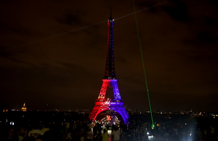 Στα χρώματα της Παρί φωταγωγήθηκε ο Πύργος του Άιφελ - Δείτε βίντεο και φωτογραφίες