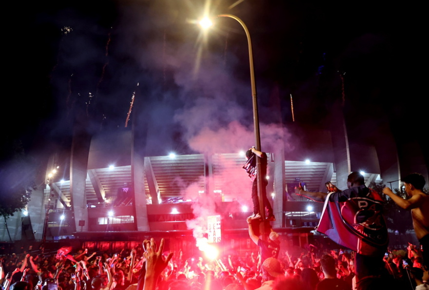 Στα χρώματα της Παρί φωταγωγήθηκε ο Πύργος του Άιφελ - Δείτε βίντεο και φωτογραφίες