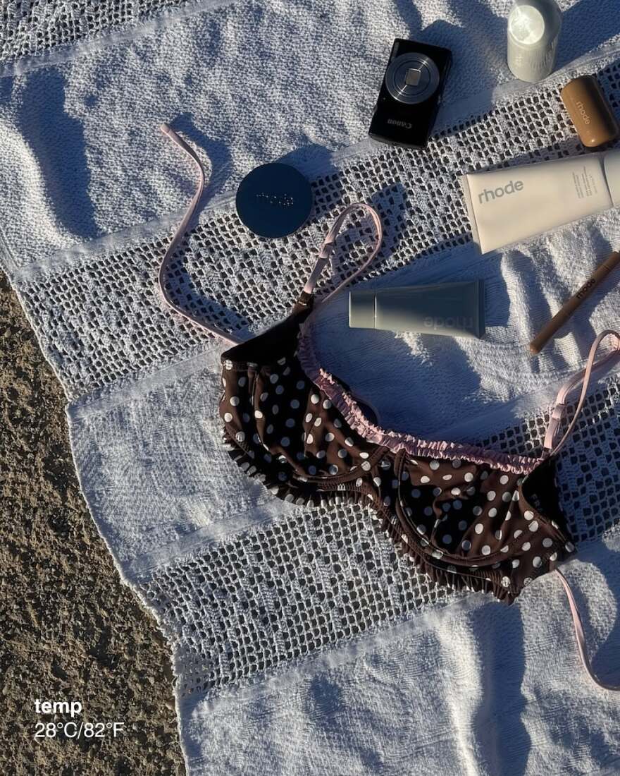 Χέιλι Μπίμπερ: Στην Ελλάδα έγινε η φωτογράφιση της νέας καμπάνιας της εταιρείας ομορφιάς της
