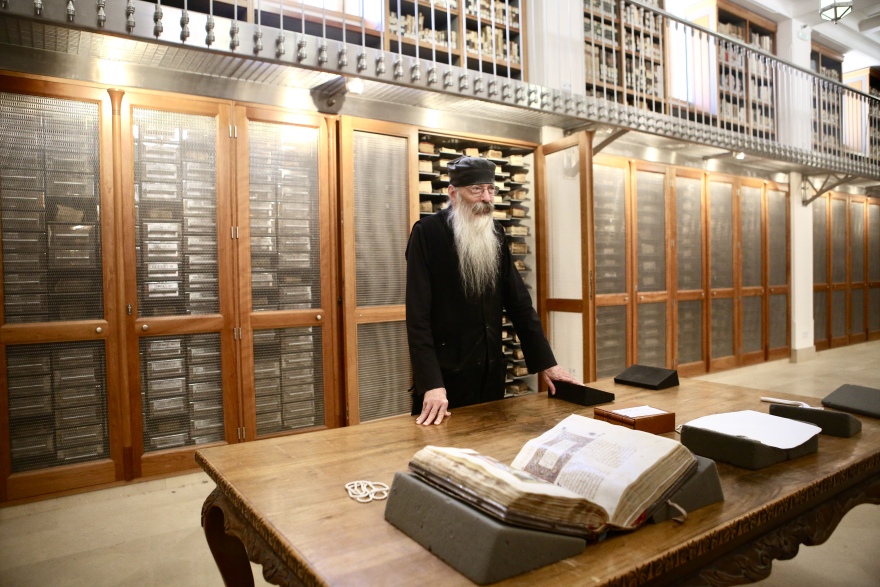 Μέσα στην αρχαιότερη βιβλιοθήκη της Ορθοδοξίας: Ο θησαυρός του Σινά με τα 3.500 σπάνια χειρόγραφα