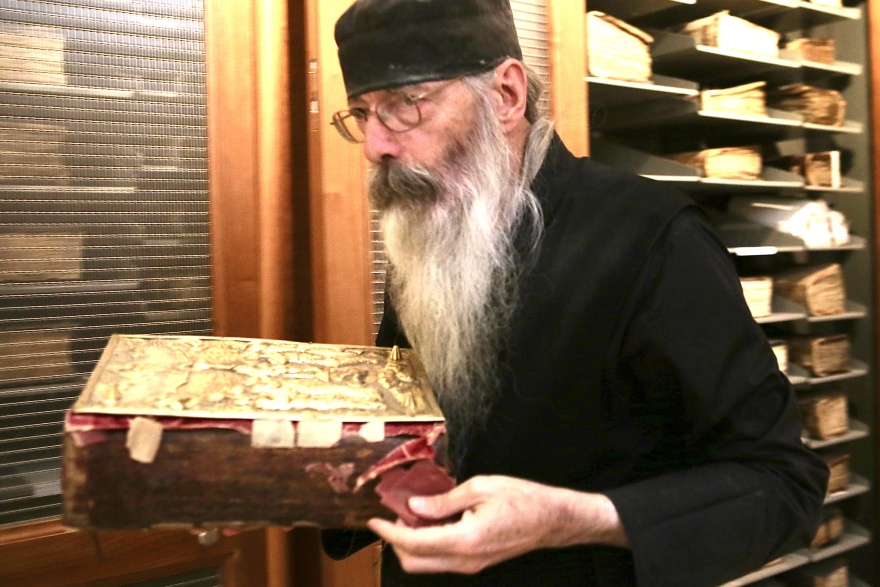 Μέσα στην αρχαιότερη βιβλιοθήκη της Ορθοδοξίας: Ο θησαυρός του Σινά με τα 3.500 σπάνια χειρόγραφα