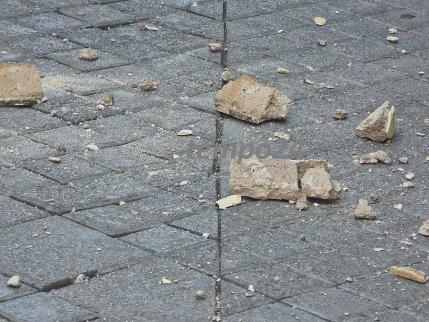 Πάτρα: Μεγάλα κομμάτια από σοβάδες έπεσαν σε κεντρικό πεζόδρομο, δείτε φωτογραφίες