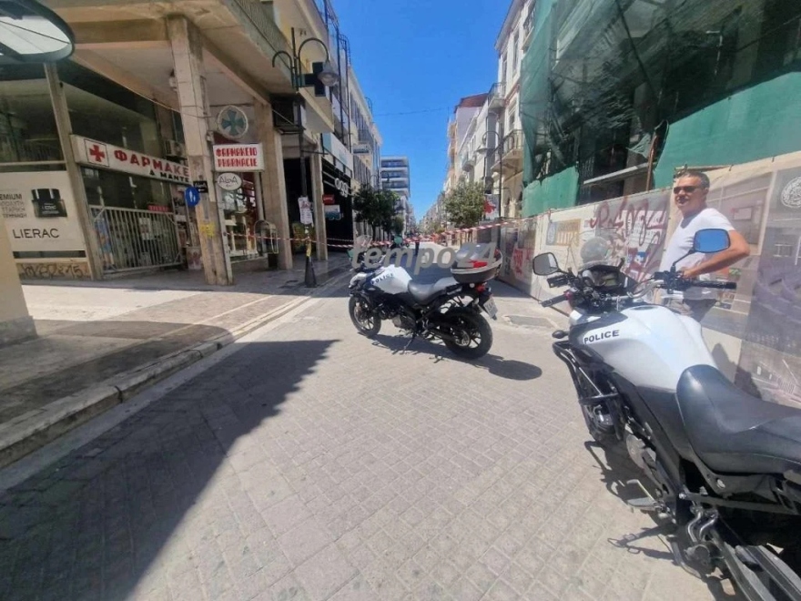 Πάτρα: Μεγάλα κομμάτια από σοβάδες έπεσαν σε κεντρικό πεζόδρομο, δείτε φωτογραφίες