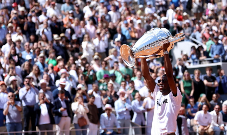 Roland Garros: Ο Ουσμάν Ντεμπελέ σήκωσε την κούπα του Champions League και αποθεώθηκε στο «Φιλίπ Σατριέ» - Βίντεο, φωτογραφίες