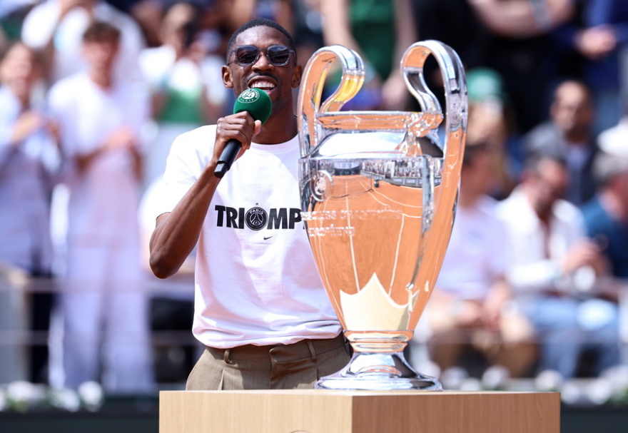 Roland Garros: Ο Ουσμάν Ντεμπελέ σήκωσε την κούπα του Champions League και αποθεώθηκε στο «Φιλίπ Σατριέ» - Βίντεο, φωτογραφίες