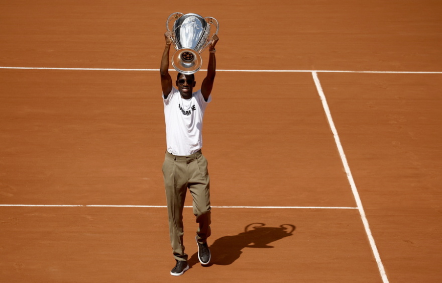 Roland Garros: Ο Ουσμάν Ντεμπελέ σήκωσε την κούπα του Champions League και αποθεώθηκε στο «Φιλίπ Σατριέ» - Βίντεο, φωτογραφίες