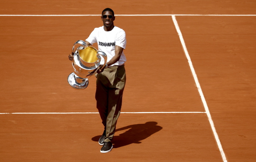 Roland Garros: Ο Ουσμάν Ντεμπελέ σήκωσε την κούπα του Champions League και αποθεώθηκε στο «Φιλίπ Σατριέ» - Βίντεο, φωτογραφίες