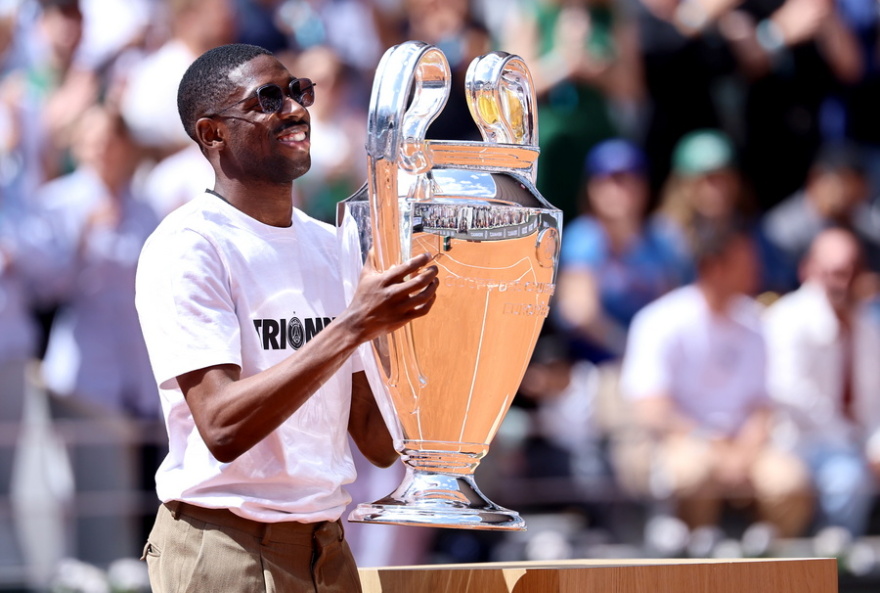 Roland Garros: Ο Ουσμάν Ντεμπελέ σήκωσε την κούπα του Champions League και αποθεώθηκε στο «Φιλίπ Σατριέ» - Βίντεο, φωτογραφίες