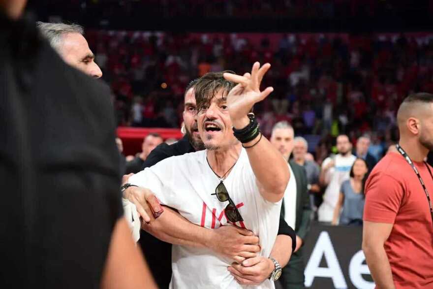 Μεγάλη ένταση με Γιαννακόπουλο στο ΣΕΦ - Αποχώρησε από το γήπεδο - Παρά λίγο να συλληφθεί 