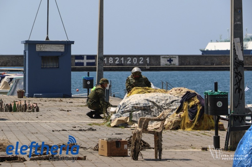  Βρέθηκε οβίδα στον βυθό του λιμανιού της Καλαμάτας κατά τη διάρκεια εργασιών καθαρισμού - Δείτε βίντεο και φωτογραφίες