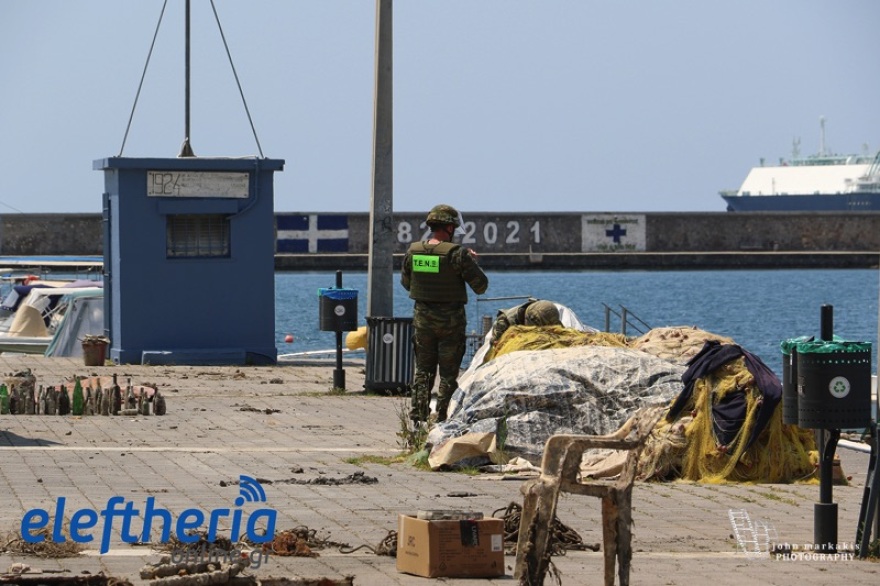  Βρέθηκε οβίδα στον βυθό του λιμανιού της Καλαμάτας κατά τη διάρκεια εργασιών καθαρισμού - Δείτε βίντεο και φωτογραφίες