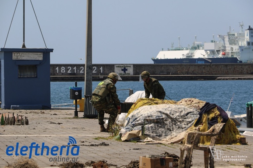  Βρέθηκε οβίδα στον βυθό του λιμανιού της Καλαμάτας κατά τη διάρκεια εργασιών καθαρισμού - Δείτε βίντεο και φωτογραφίες