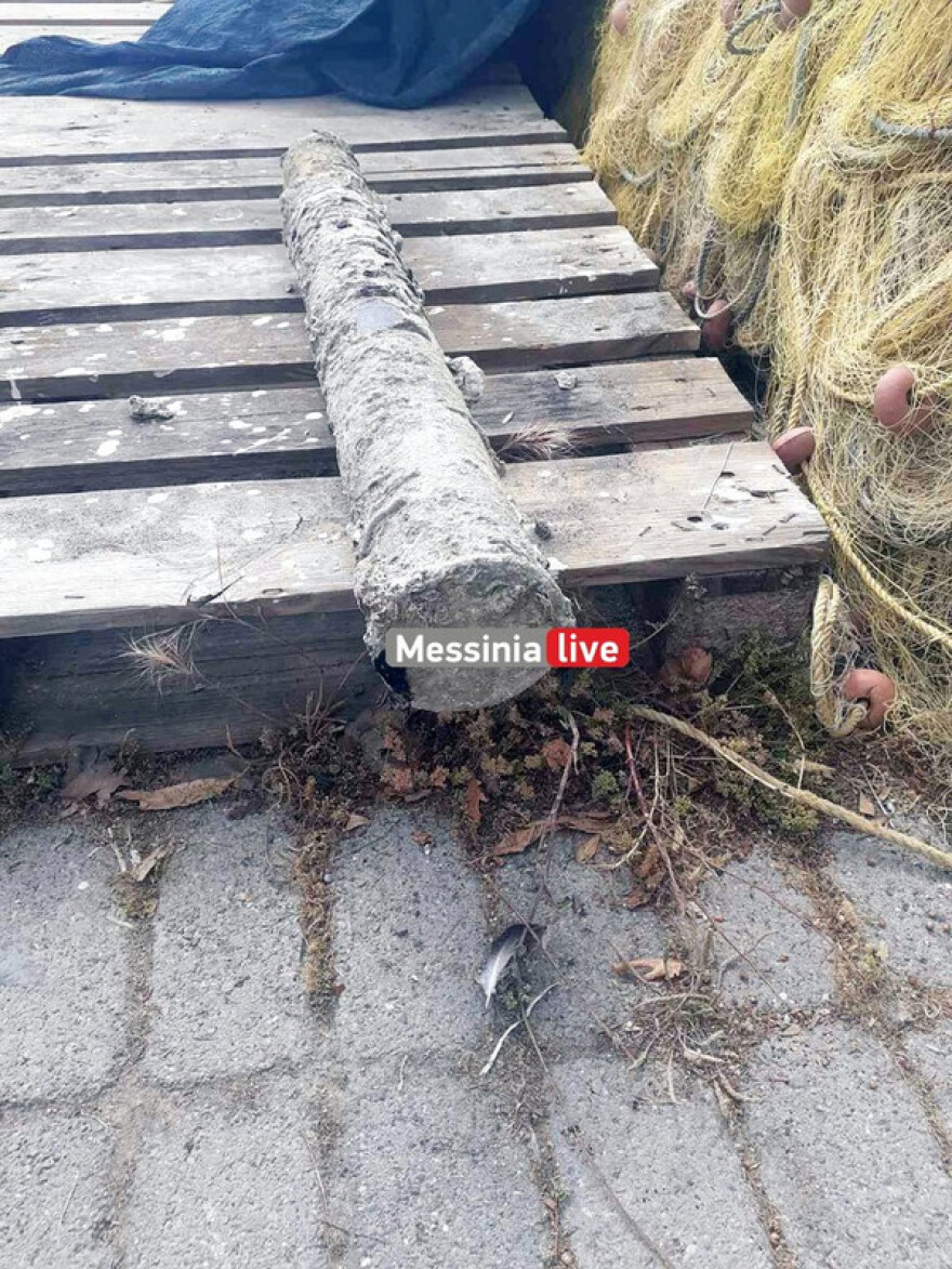  Βρέθηκε οβίδα στον βυθό του λιμανιού της Καλαμάτας κατά τη διάρκεια εργασιών καθαρισμού - Δείτε βίντεο και φωτογραφίες