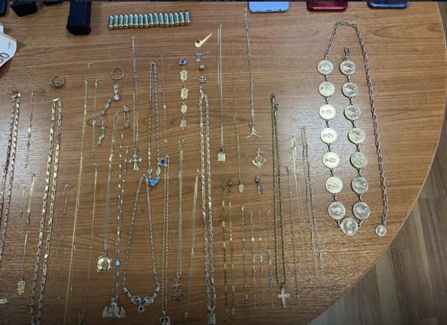 Η ΕΛΑΣ βρήκε όπλα, ξιφολόγχη και φυσίγγια σε σπίτια και αποθήκες στα Μέγαρα - Συνελήφθη 23χρονη