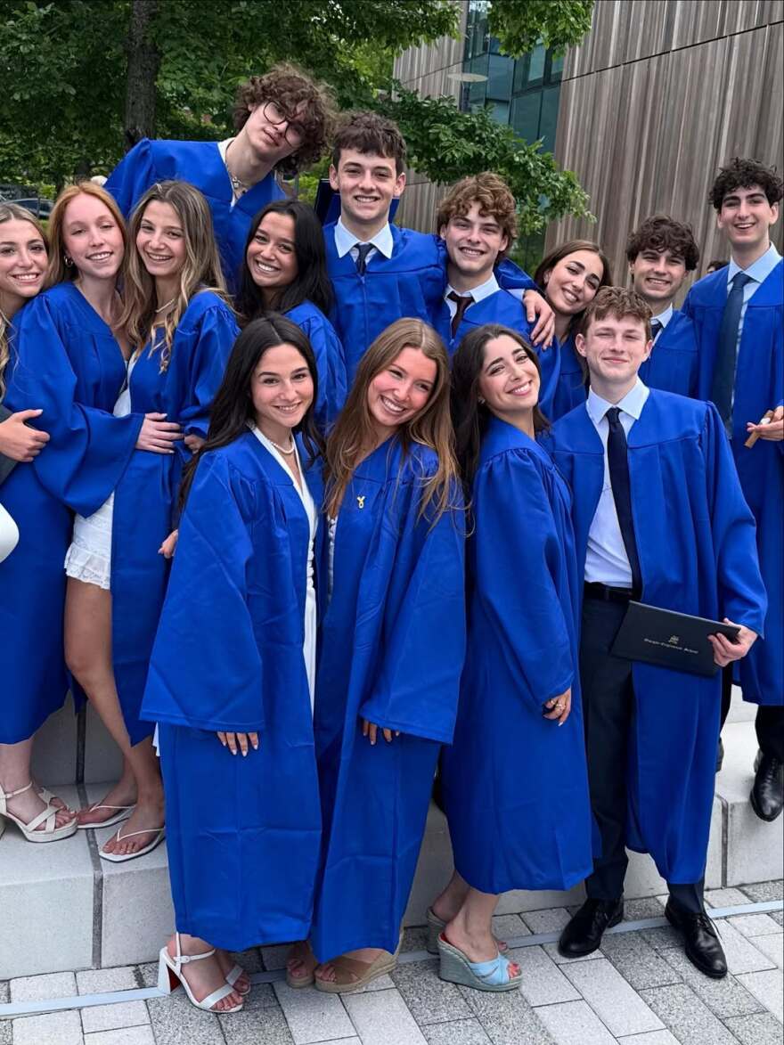 H ανάρτηση της Λίντα Εβαντζελίστα για την αποφοίτηση του γιου της: «Είμαι μια περήφανη μαμά»