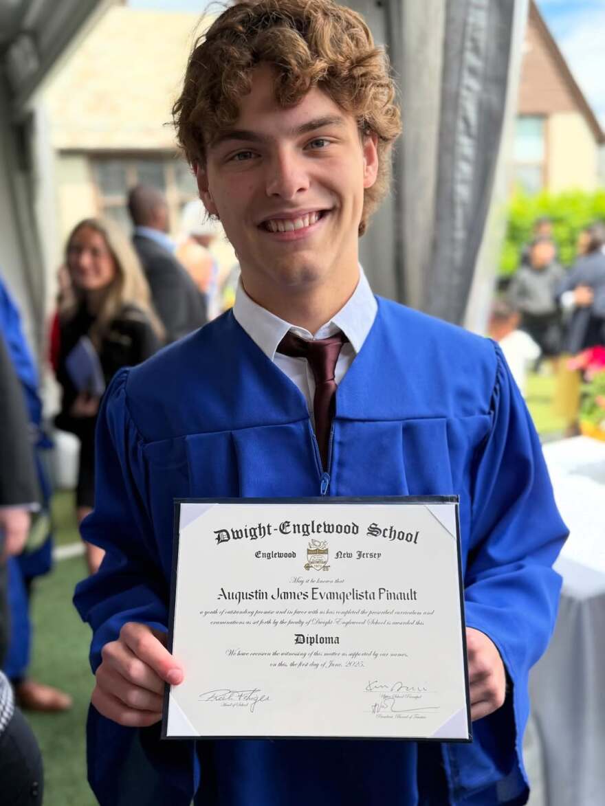 H ανάρτηση της Λίντα Εβαντζελίστα για την αποφοίτηση του γιου της: «Είμαι μια περήφανη μαμά»