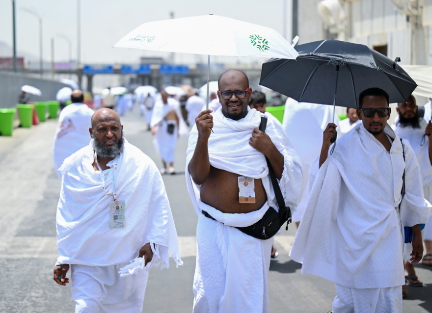 Σαουδική Αραβία: Εκατοντάδες χιλιάδες μουσουλμάνοι συρρέουν στη Μέκκα για το μεγάλο προσκύνημα