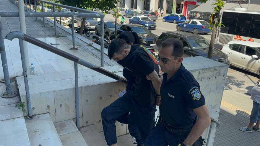 Θεσσαλονίκη: Στον εισαγγελέα ο 34χρονος που κλώτσησε και πάτησε γατάκι με το αυτοκίνητό του
