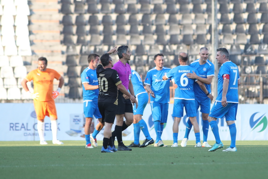 Λάμψη αστέρων στην Τούμπα - Οι legends του 2004 έπαιξαν μπάλα με τους Στόιτσκοφ, Πιρές, Αμπιντάλ και την ομάδα τους - Βίντεο 