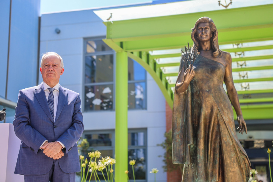 Τελέστηκαν τα αποκαλυπτήρια του αγάλματος της Μαριάννας Βαρδινογιάννη στο προαύλιο του Ογκολογικού Νοσοκομείου Παίδων