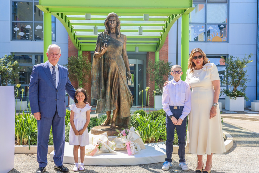 Τελέστηκαν τα αποκαλυπτήρια του αγάλματος της Μαριάννας Βαρδινογιάννη στο προαύλιο του Ογκολογικού Νοσοκομείου Παίδων