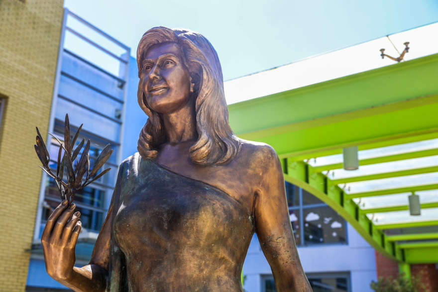 Τελέστηκαν τα αποκαλυπτήρια του αγάλματος της Μαριάννας Βαρδινογιάννη στο προαύλιο του Ογκολογικού Νοσοκομείου Παίδων