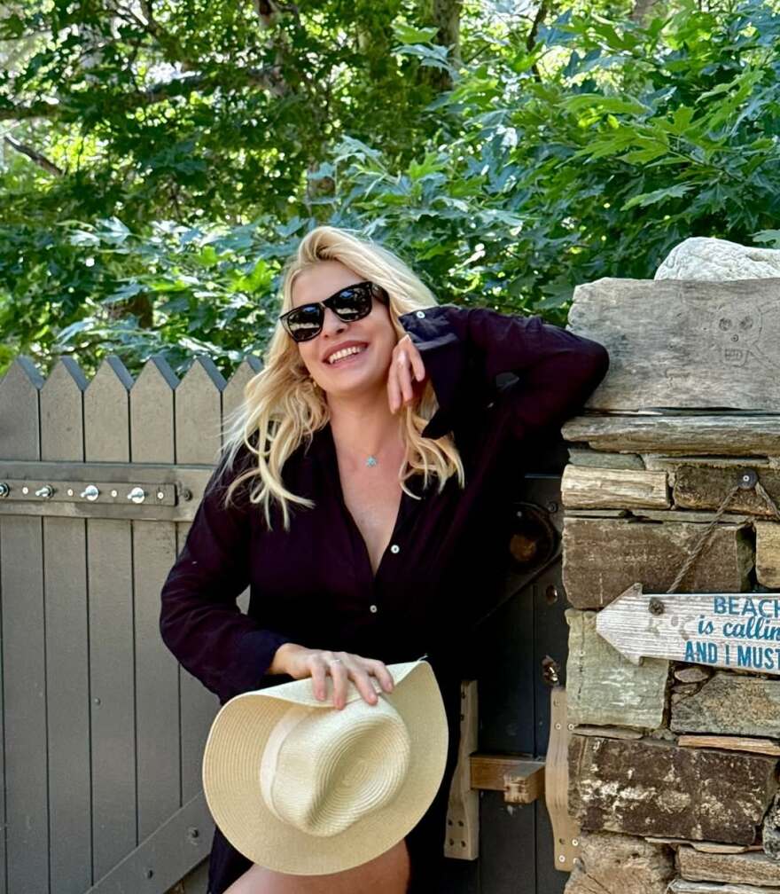 Ο Άγγελος Λάτσιος φωτογραφίζει την Ελένη Μενεγάκη στην Άνδρο