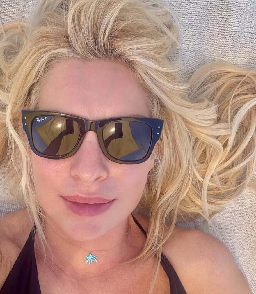 Ο Άγγελος Λάτσιος φωτογραφίζει την Ελένη Μενεγάκη στην Άνδρο