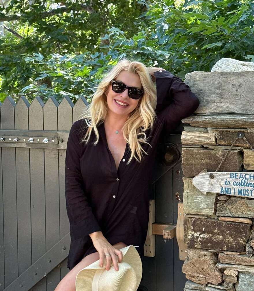 Ο Άγγελος Λάτσιος φωτογραφίζει την Ελένη Μενεγάκη στην Άνδρο