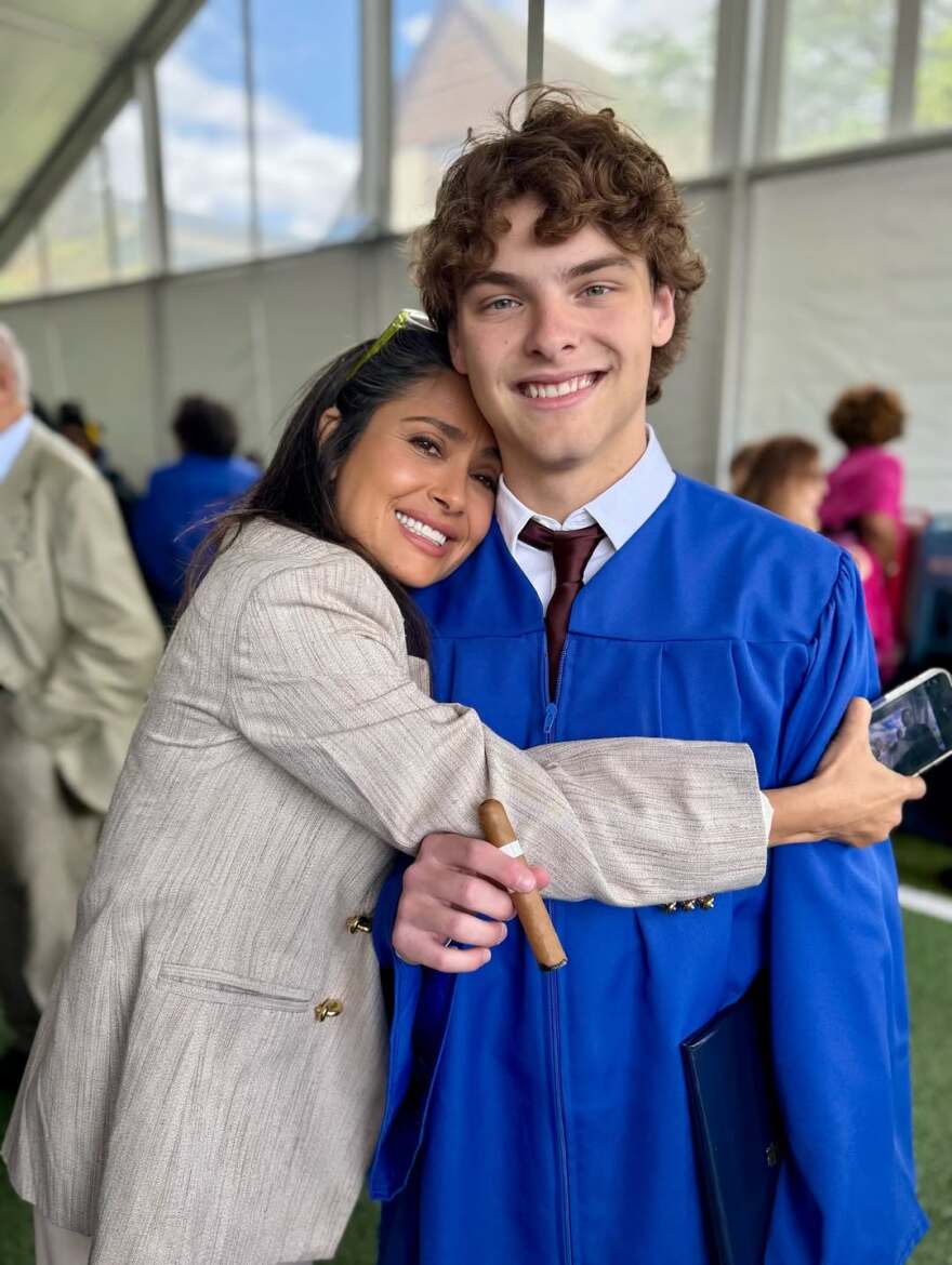 Αυτός ο νεαρός έχει μαμάδες τη Λίντα Εβαντζελίστα και τη Σάλμα Χάγιεκ: Η συγκίνηση και τα κλάματα στην αποφοίτηση