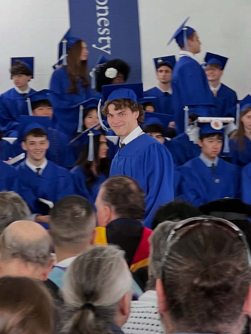 Αυτός ο νεαρός έχει μαμάδες τη Λίντα Εβαντζελίστα και τη Σάλμα Χάγιεκ: Η συγκίνηση και τα κλάματα στην αποφοίτηση